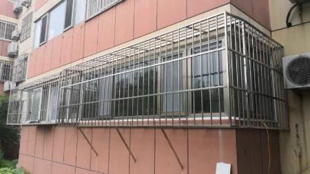 北京朝阳区望京安装阳台护栏小区护网安装不锈钢护窗 第1张
